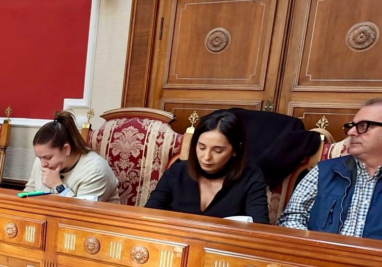 La renuncia de Vanesa González Callejas y la entrega de 6.000 firmas de ADERHE marcan el pleno