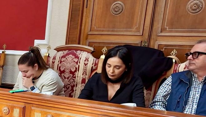 La renuncia de Vanesa González Callejas y la entrega de 6.000 firmas de ADERHE marcan el pleno La renuncia de Vanesa González Callejas y la entrega de 6.000 firmas de ADERHE marcan el pleno
