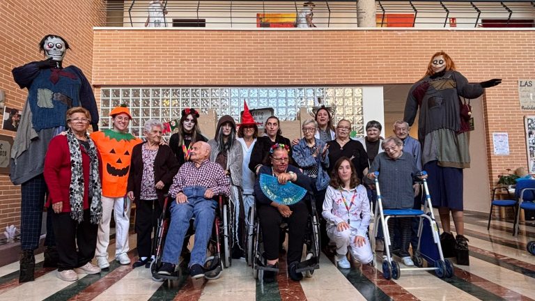 Los mayores de la residencia Las Hazas celebran Halloween con una divertida escape room