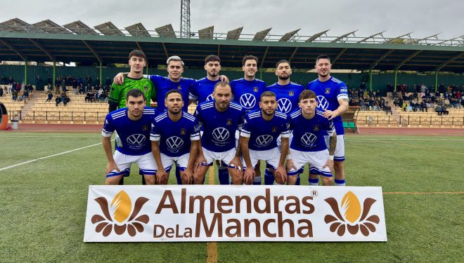 El Hellín C.F. salva un punto en un duelo bronco