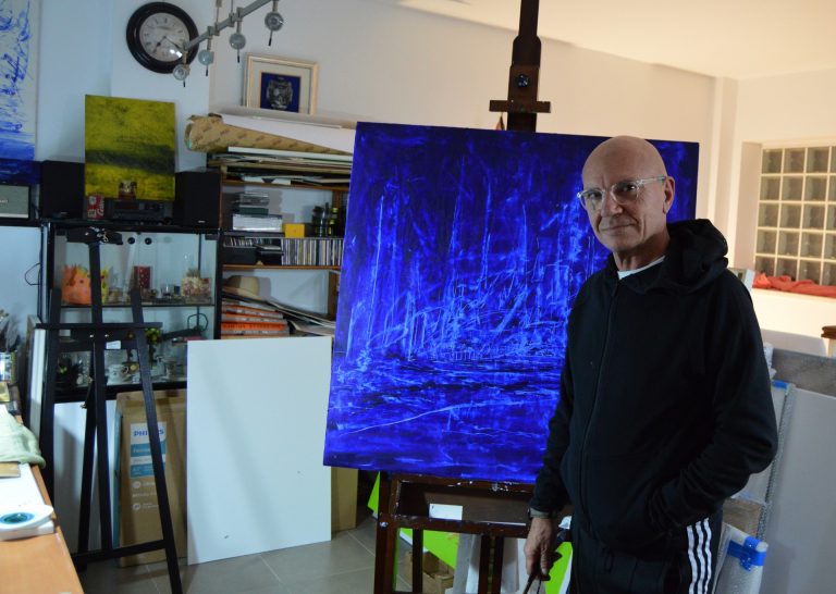 El pintor hellinero Pruden López exhibe su nueva etapa artística en el Archivo Histórico de Albacete