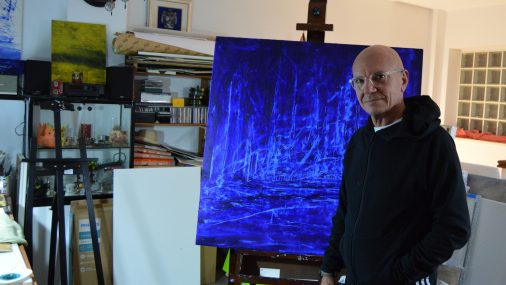 El pintor hellinero Pruden López exhibe su nueva etapa artística en el Archivo Histórico de Albacete