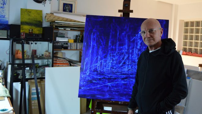 El pintor hellinero Pruden López exhibe su nueva etapa artística en el Archivo Histórico de Albacete