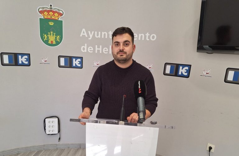 El concejal no adscrito, Miguel Ángel Vela, interpone una querella criminal contra la concejala de Vox, Raquel Tomás