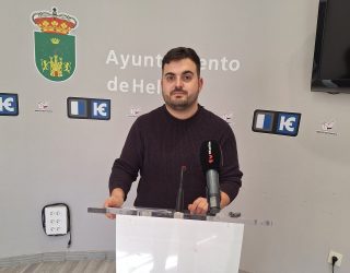 El concejal no adscrito, Miguel Ángel Vela, interpone una querella criminal contra la concejala de Vox, Raquel Tomás