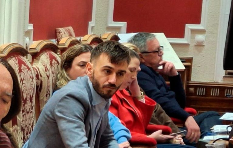 Callejas denuncia problemas en la piscina cubierta de Hellín durante el turno de tarde