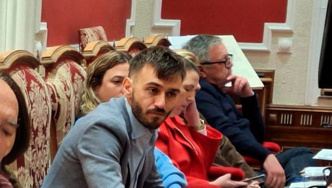 Callejas denuncia problemas en la piscina cubierta de Hellín durante el turno de tarde