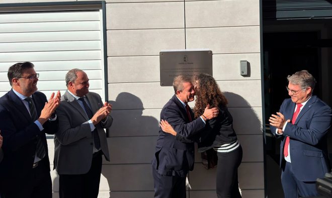 Momento de la inauguración de la placa conmemorativa / EF. EF. 