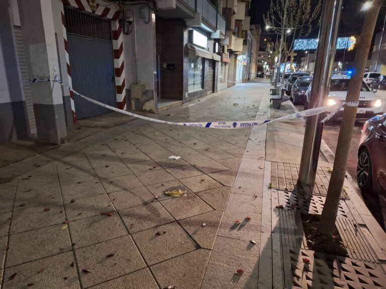Susto por el desprendimiento de una cornisa en la Gran Vía de Hellín