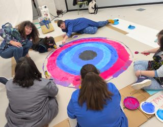 Inauguración de la exposición “El punto” de chicas y chicos del colegio Cruz de Mayo