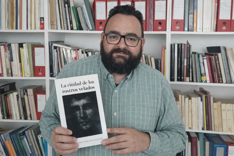 El arqueólogo y director del MUSS Pablo Cánovas impulsa una campaña de micromecenazgo para publicar su novela La ciudad de los rostros velados