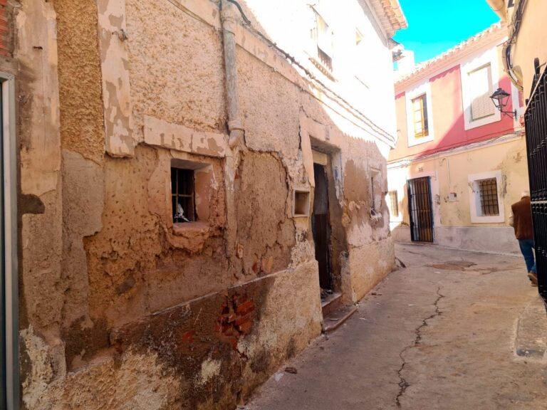 Denuncian el estado de abandono de una vivienda en la calle Boquera de Garzón como foco de insalubridad