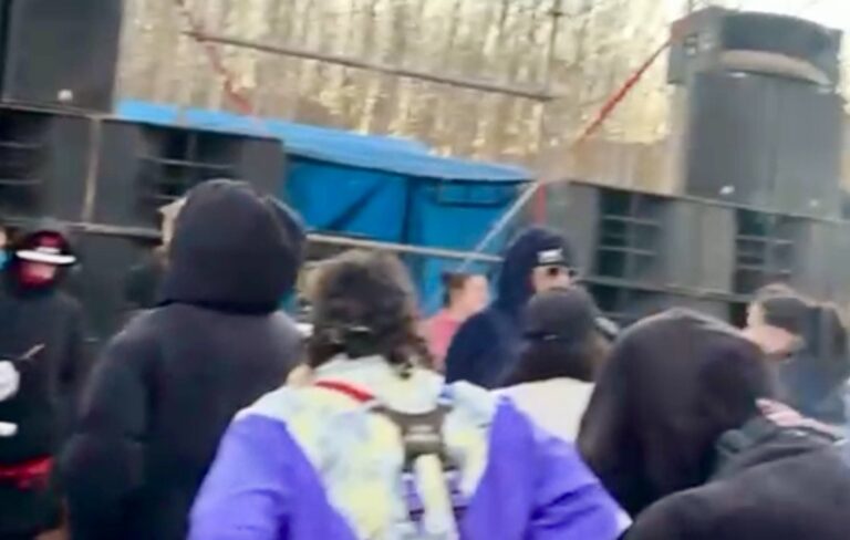 Instalada la rave en el Cenajo tras horas de desplazamientos por la comarca