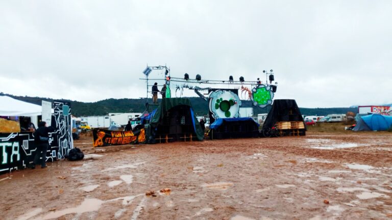 El mal tiempo adelanta el final de la rave del Cenajo y los asistentes comienzan a desalojar la zona