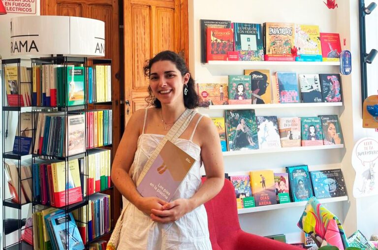 La hellinera Susana Maldonado publica Los pies en la piscina, una obra de relatos íntimos y reflexivos
