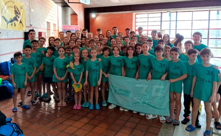 La natación escolar reúne a cientos de jóvenes en Hellín en el inicio deportivo de 2026