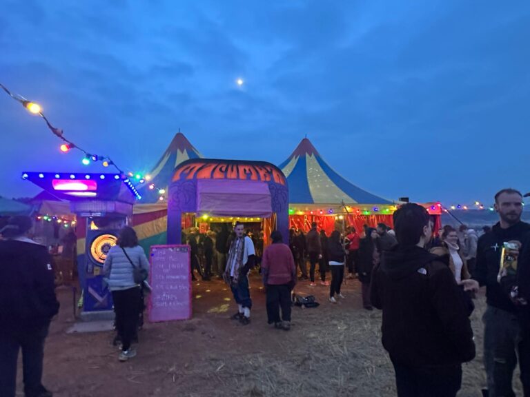Visitamos la rave del Cenajo, siete raves, miles de personas y electrónica sin fin
