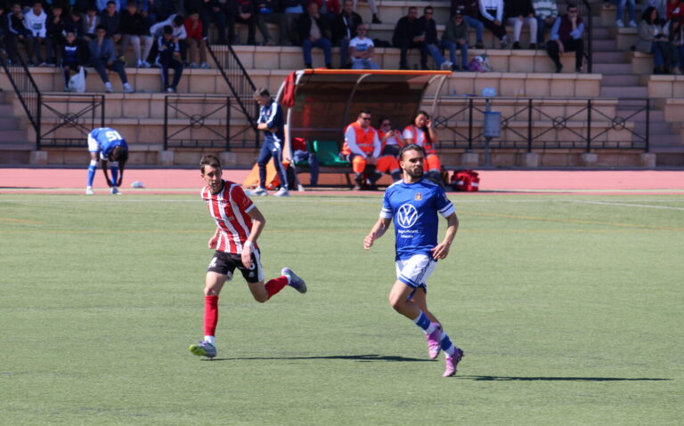 El Hellín C.F. golea al Atlético Tarazona y refuerza su liderato en Santa Ana