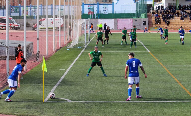 El Hellín C.F. y la U.D. Tobarra firman tablas en un derbi de máxima tensión