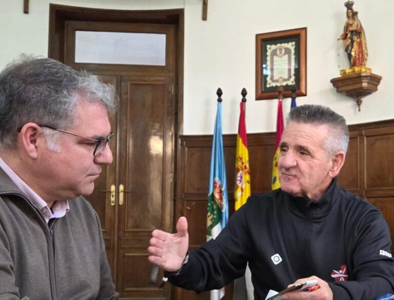 El alcalde recibe a Francisco Sánchez Cabrera tras su reconocimiento en la Gala Running de la Región de Murcia