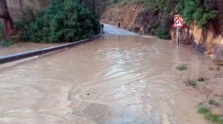 El Segura se dispara hasta los 300 m³/s en La Graya y provoca cortes de carreteras en la Sierra del Segura