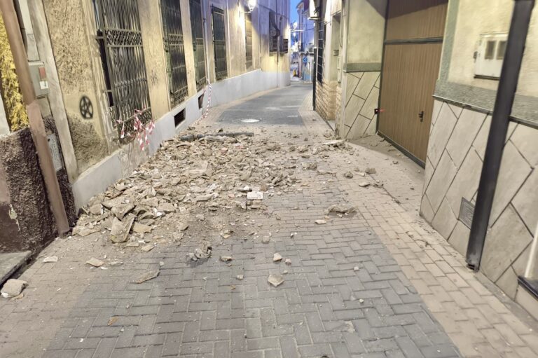 Cambios urgentes en varias procesiones de Hellín por desprendimientos en la calle Perier