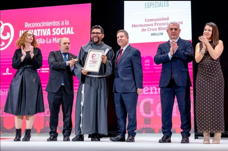 El Gobierno regional reconoce la labor de los Hermanos Franciscanos de Cruz Blanca de Hellín