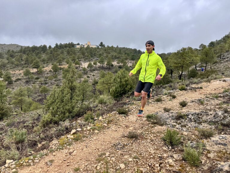 Los atletas hellineros dejan su huella en Territorio Mentiras pese a una jornada marcada por la lluvia