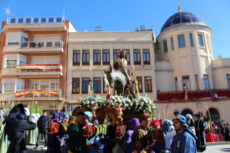 La Burrica desafía al viento y abre el pulso de la Semana Santa en Hellín
