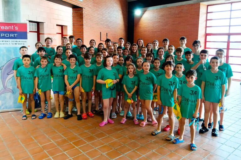 Jornada de natación escolar en Hellín dentro del programa ‘Somos Deporte’