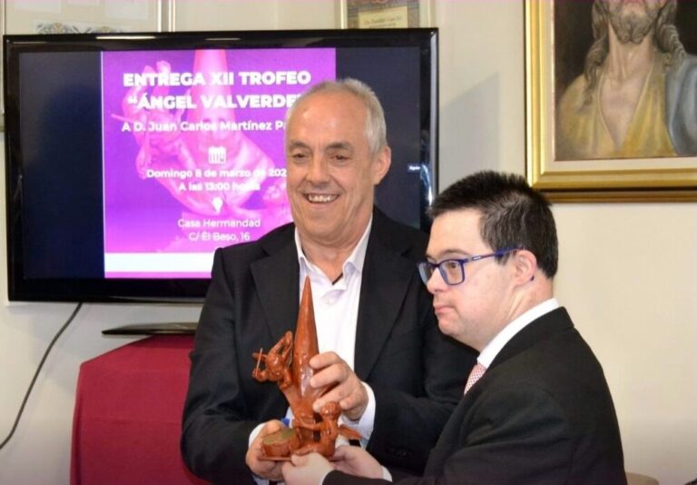 Juan Carlos Martínez Parras recibe el XII Trofeo “Ángel Valverde” de la Cofradía del Prendimiento