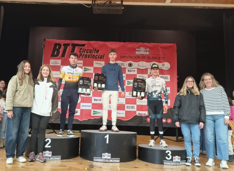 Juan González Sanz se impone bajo la lluvia en la BTT de Alpera y Cristina Martínez Montoya conquista la prueba femenina