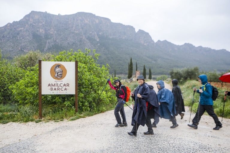 Elche de la Sierra desafía a los senderistas bajo la lluvia en la Ruta de los Repetidores