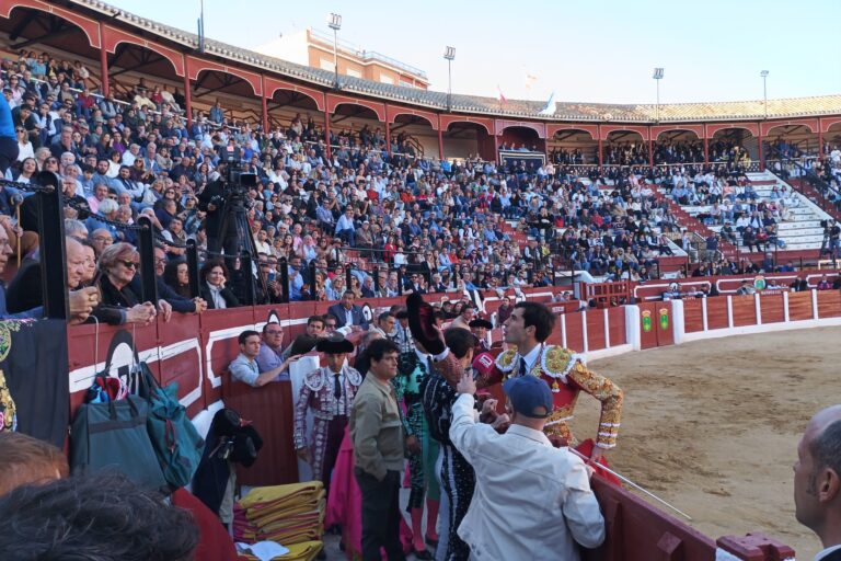 Samuel Navalón abre la puerta grande en el regreso de los toros a Hellín
