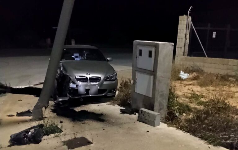 Choca contra una farola en Hellín y abandona el coche en plena madrugada