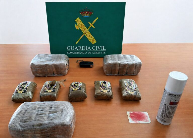 Pillados en Hellín con 2 kilos de hachís escondidos en el coche