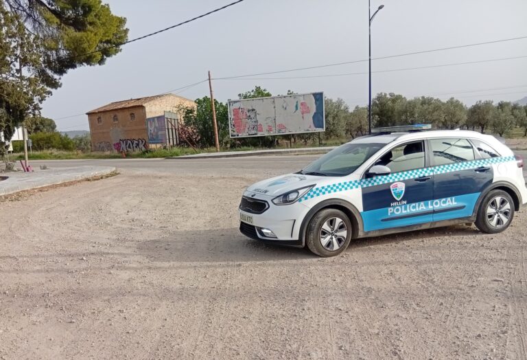 La rápida intervención de la Policía Local de Hellín evita una tragedia en Plaza Hispanoamérica