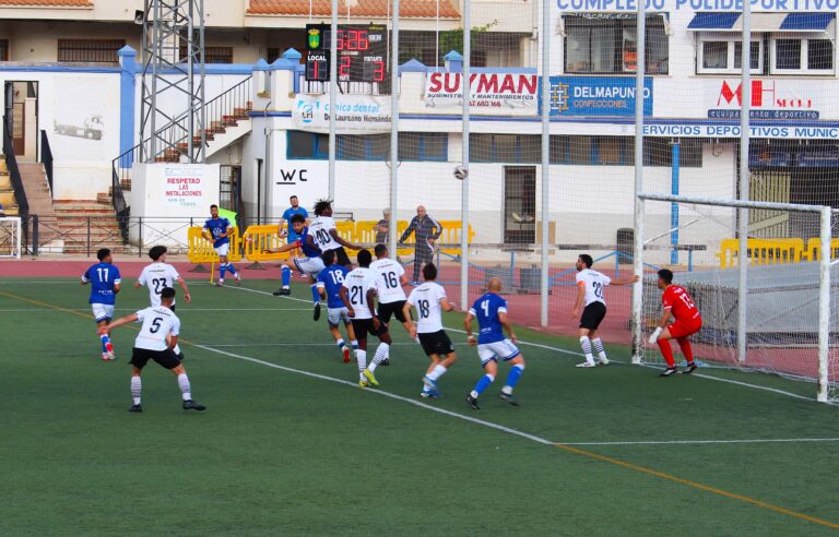 El Hellín C.F. celebra el título con derrota ante una U.B. Conquense B de playoff