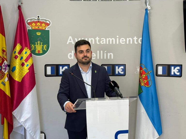 Torre-Uchea llega al pleno entre acusaciones de conflicto de intereses y dudas sobre una posible explotación ganadera