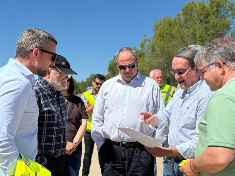 Julián Martínez Lizán supervisa las obras de la CM-3262 entre Cancarix y Agramón