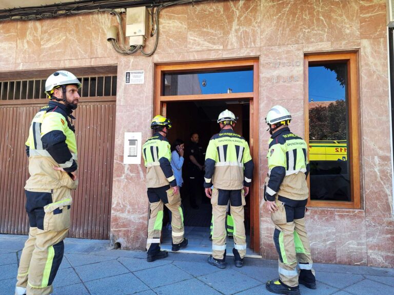 Bomberos y Policía Nacional rescatan a una mujer mayor tras una caída en una vivienda de la Gran Vía de Hellín