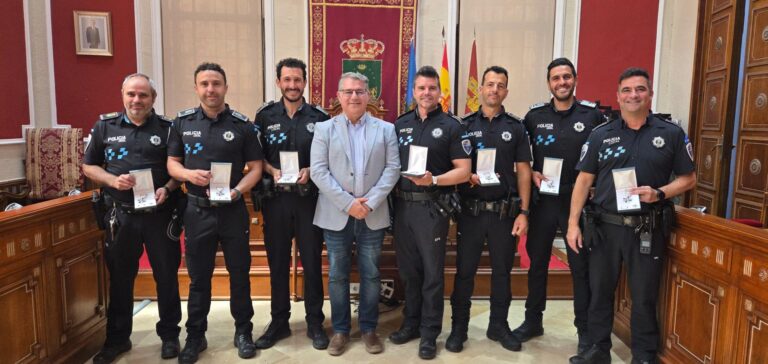Reconocimiento en Hellín a siete policías locales con veinte años de servicio