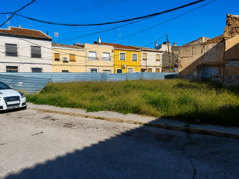 Denuncian suciedad y ratas en un solar de la calle Villoras de Hellín