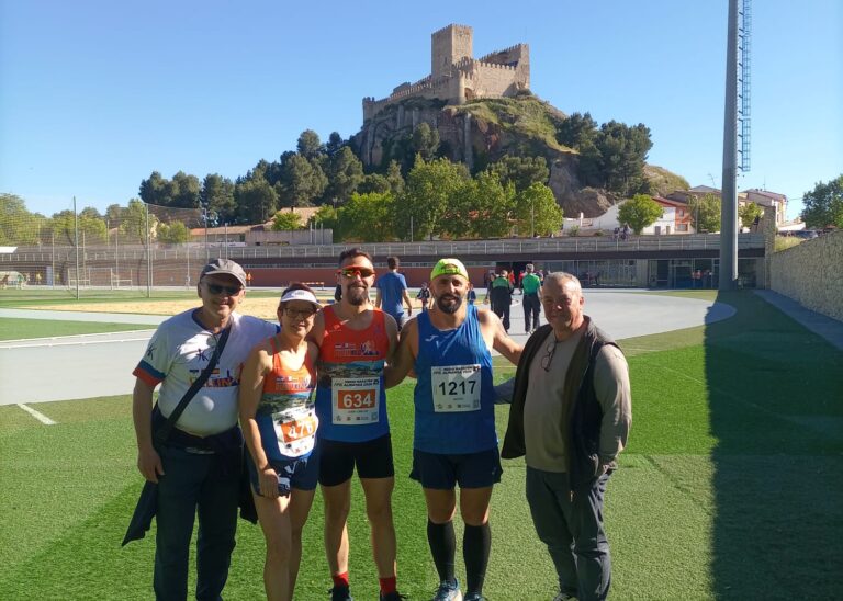 El CA Hellín conquista Almansa como club más numeroso en una Media Maratón histórica