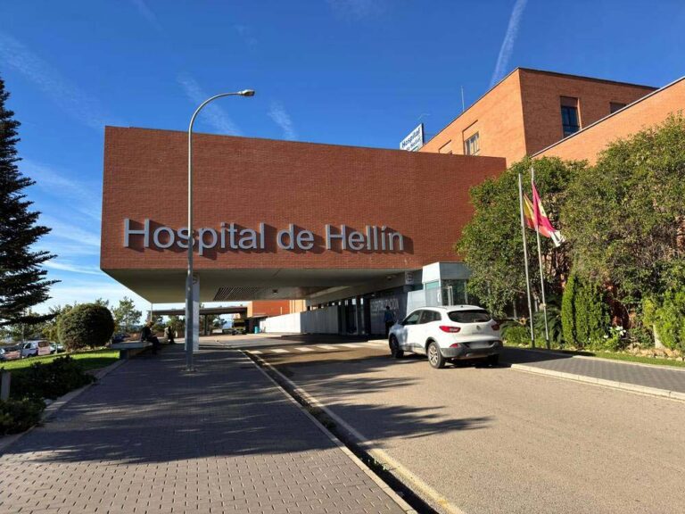 Trabajador de 28 años trasladado a la UVI de Hellín tras caer a un foso en Tobarra